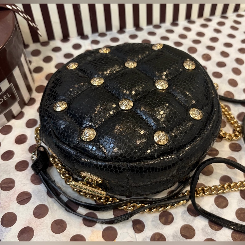EUC! FULL INCLUSION HENRI BENDEL Black Quilted Round Crossbody with Gold Studs - Picture 3 of 14